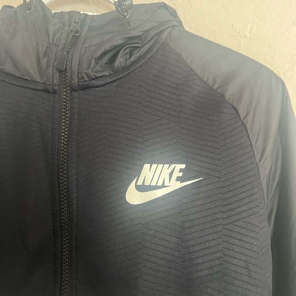 Nike Tech Fleece - Picture 2 of 5